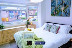Modern 4-Bed House, Free Parking & WiFi in Swinton